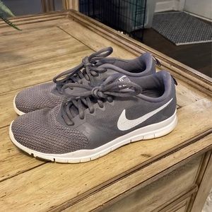 Nike gray and white tennis shoes